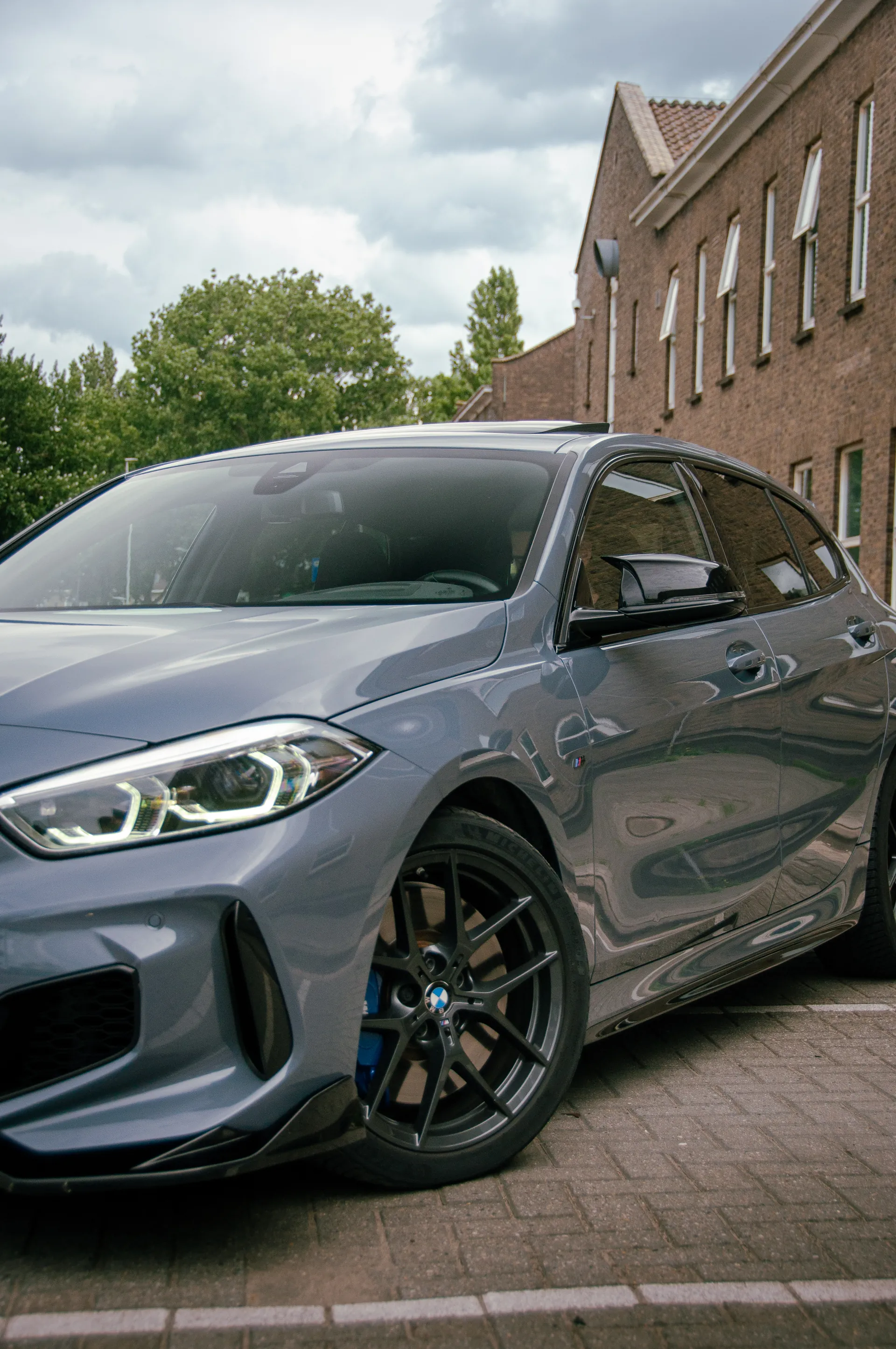 Automotive fotograaf bij een buitenshoot met een sportwagen